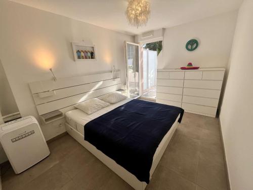 une chambre avec un lit et une commode dans l'établissement Appartement T2 bis 40m² avec Terrasse et Parking à Cavalaire-sur-Mer - FR-1-226B-232, à Cavalaire-sur-Mer