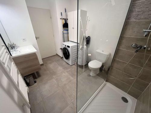 une salle de bain avec une douche, des toilettes et un lavabo dans l'établissement Appartement T2 bis 40m² avec Terrasse et Parking à Cavalaire-sur-Mer - FR-1-226B-232, à Cavalaire-sur-Mer