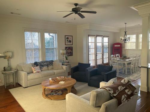 een woonkamer met banken en een tafel bij Occasionally Oxford in Oxford