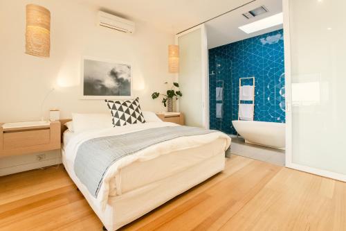 Ένα ή περισσότερα κρεβάτια σε δωμάτιο στο Aquabelle Apartments