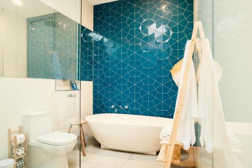 Ένα μπάνιο στο Aquabelle Apartments