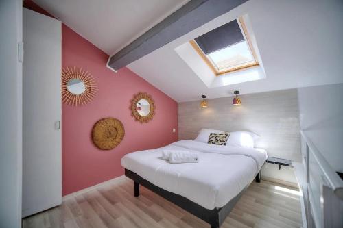 - une chambre avec un grand lit blanc aux murs roses dans l'établissement App. Suzette Duplex - 500m FROM THE BEACH, à Cannes