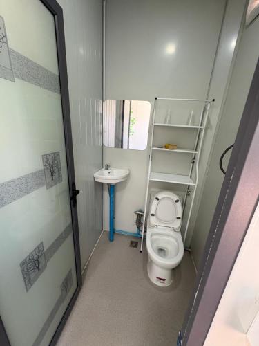 Un baño pequeño con inodoro y lavabo. en golden sunrise guesthouse, en Vang Vieng