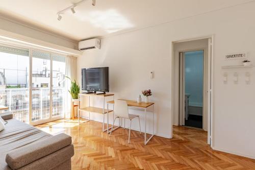 Μια τηλεόραση ή/και κέντρο ψυχαγωγίας στο Céntrico con vistas, zona de bares históricos para 3 o 4 con estacionamiento