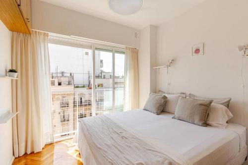 Ένα ή περισσότερα κρεβάτια σε δωμάτιο στο Céntrico con vistas, zona de bares históricos para 3 o 4 con estacionamiento