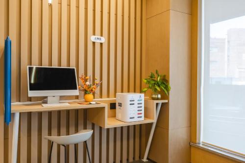Μια τηλεόραση ή/και κέντρο ψυχαγωγίας στο Holiday Inn Express Shanghai Expo Centre by IHG