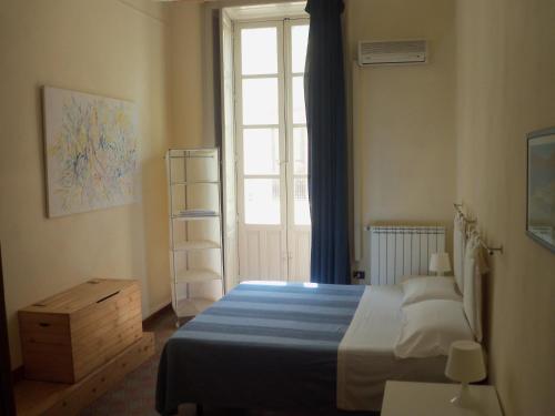 Posteľ alebo postele v izbe v ubytovaní B&B CARAVAGGIO SIRACUSA basic rooms with bathroom 200 Metres from Ortigia