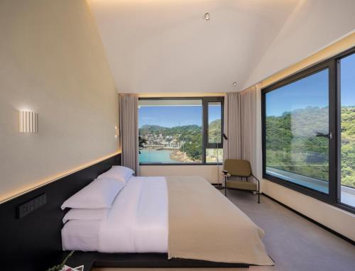 Postel nebo postele na pokoji v ubytování Wenzhou Dongtou Bishan Seaview B&B