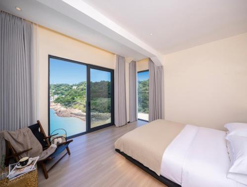 Postel nebo postele na pokoji v ubytování Wenzhou Dongtou Bishan Seaview B&B