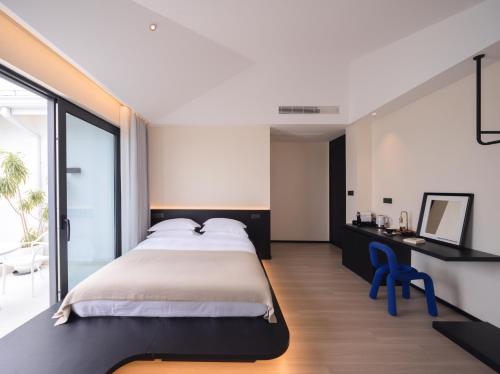Postel nebo postele na pokoji v ubytování Wenzhou Dongtou Bishan Seaview B&B