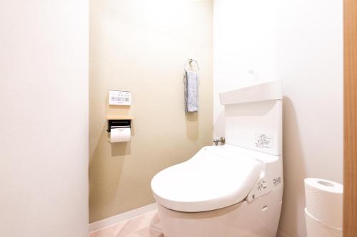 a bathroom with a white toilet in a room at 安 Ann サウナで整う貸切の宿 USJ 万博会場近く 無料駐車場 寝室6 バスルーム4点 in Osaka