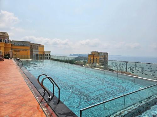 Πισίνα στο ή κοντά στο VARIA Luxury Apartment w Balcony & Oceanview Sunset Town
