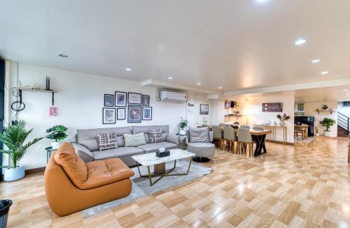a living room with a couch and a table at Bangkok Watergate Townhouse 曼谷中心水門家 in Bangkok