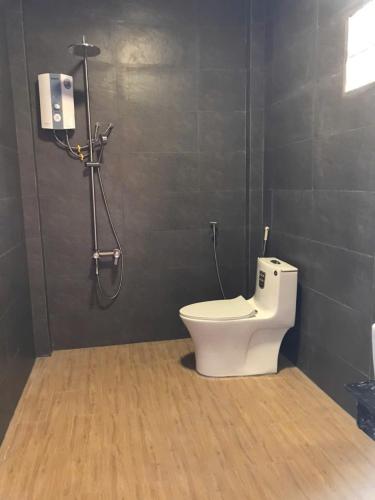 a bathroom with a toilet and a shower at My Anh Garden in Ấp Thiẹn Ái
