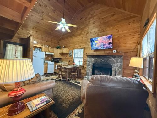 TV a/nebo společenská místnost v ubytování Cozy Bear Cabin-Stunning Mountain View, Dogs welcome with Pet Rate