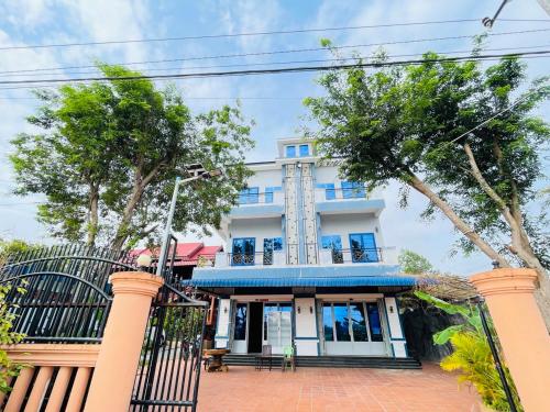 カンポットにあるGolden Lady Hostelの門前の建物