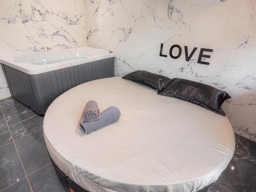 Postel nebo postele na pokoji v ubytování Le Saphir Spa & Jacuzzi