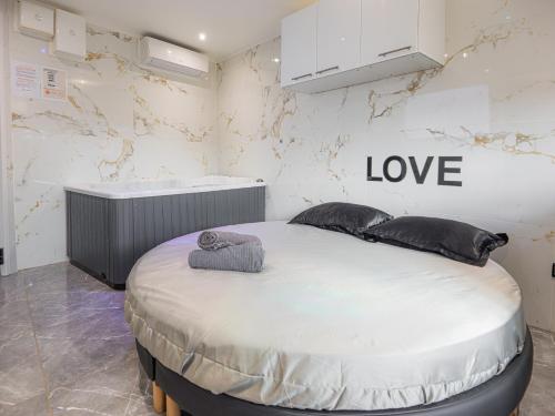 Cette chambre comprend : dans l'établissement Le Topaze - Spa & Jacuzzi, à Manosque