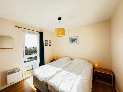 une chambre avec un grand lit et une fenêtre dans l'établissement Maison de vacances 6 pers, proche mer, Fouras - FR-1-709-85, à Fouras