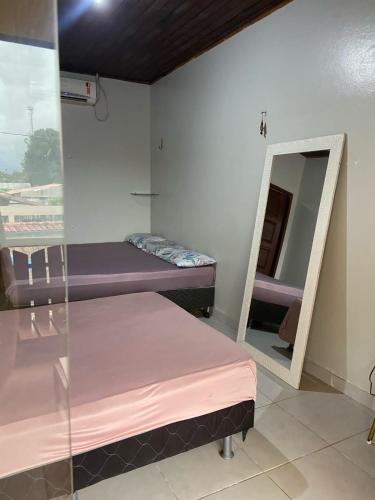 een kamer met 2 stapelbedden en een spiegel bij Cop30 aluguel in Belém