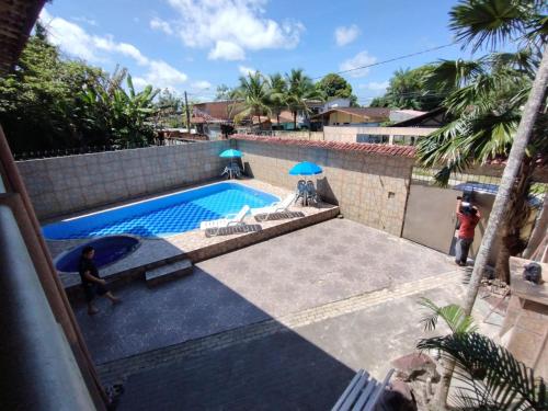 an overhead view of a swimming pool with two people standing around it at Cop30 aluguel in Belém