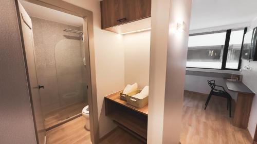 La Carolina Suite Modernaにあるキッチンまたは簡易キッチン