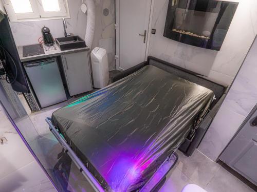 une chambre d'hôpital vide avec un lit dans l'établissement Le Ronali - Jacuzzi, à Manosque