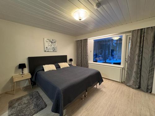 un dormitorio con una cama y una ventana en Ketunpesä Puijolla, en Kuopio