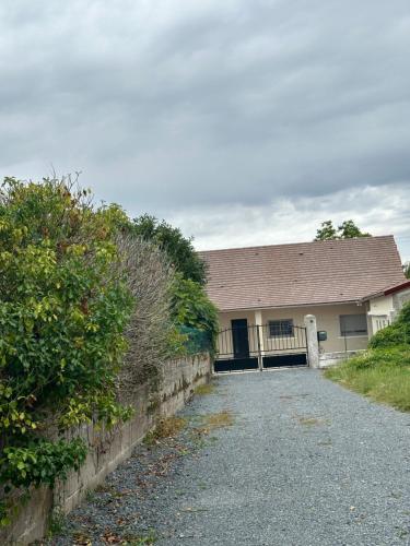 une maison avec une clôture et une allée dans l'établissement La Chardonnière, à Seigy
