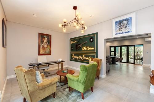 een woonkamer met een tafeltennistafel en stoelen bij Braham Lodge - The Octave in Johannesburg