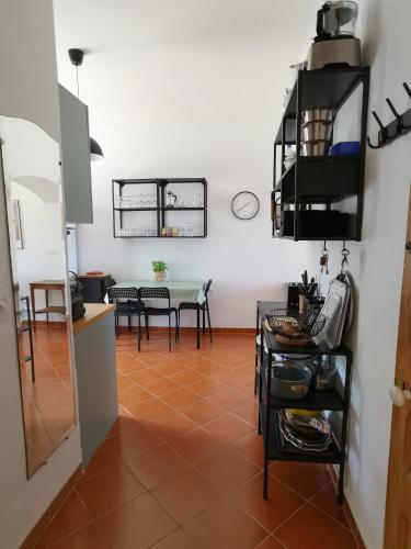 Il comprend une cuisine et une salle à manger avec une table. dans l'établissement Appartement 1 à 4 personnes, balcon vue mer, à Galéria