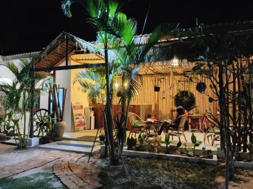 Κήπος έξω από το The Hidden Oasis Bungalows