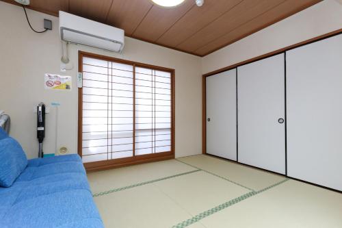 a room with a bed and a window at ゲストルーム心音-金澤表参道- in Kanazawa