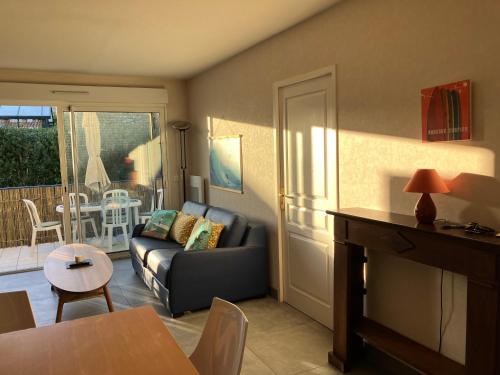 un salon avec un canapé et une table dans l'établissement T2 Bidart La plage à pied, à Bidart