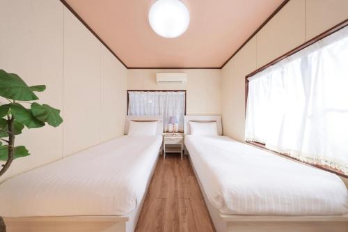 白浜町にある絶景貸切別荘in山海荘 無料専用BBQスペースと駐車場付の窓のある部屋にベッドが2つある