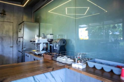 eine Küche mit einer Arbeitsplatte mit einer Arbeitsplatte in der Unterkunft Basilica Resort - Where Luxury Redefines in Mahabaleshwar