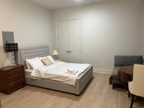 Un pat sau paturi într-o cameră la Guest suite in Richmond(Rose Garden Vacation)