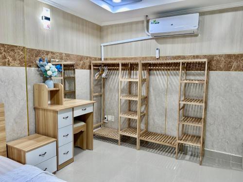 a bedroom with a bed and a desk and a shower at Hung Phu Home & Apartment in Cái Răng