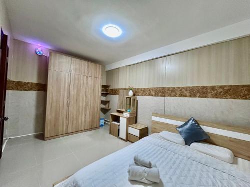 a bedroom with a large bed and a desk at Hung Phu Home & Apartment in Cái Răng
