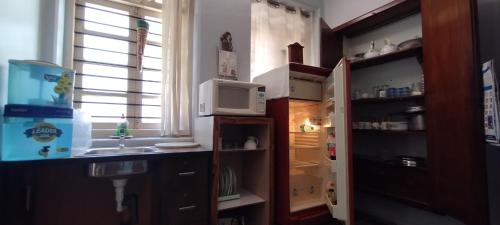 Η κουζίνα ή μικρή κουζίνα στο Madhav Bhavan Guest House