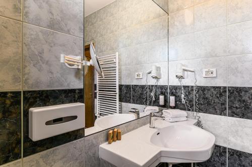 Ένα μπάνιο στο Hotel Casa Viorel jacuzzi & saunas