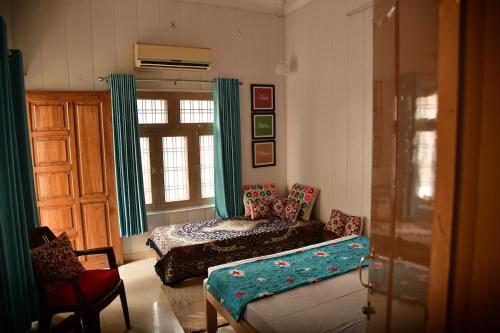 Postel nebo postele na pokoji v ubytování LuckNow Stays