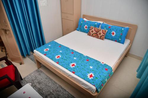 Postel nebo postele na pokoji v ubytování LuckNow Stays
