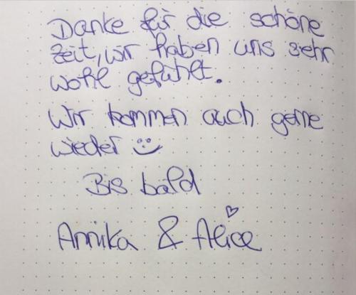 a handwritten note with handwriting on a piece of paper at Übernachten im Grünen in Glienicke