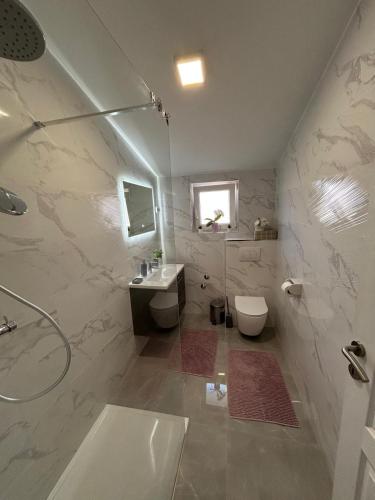 Bilik mandi di Apartments Katarina