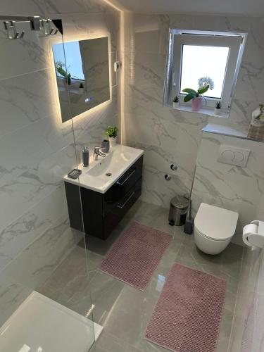 Bilik mandi di Apartments Katarina