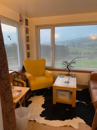 Ruang duduk di Jacquie's B&B -Dumfries-Room with a view