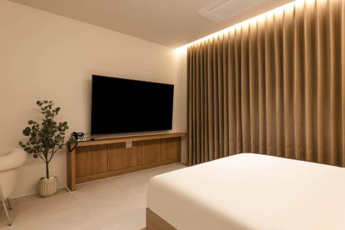 TV a/nebo společenská místnost v ubytování 양주 무인텔 호텔그리다 Hotel Grida