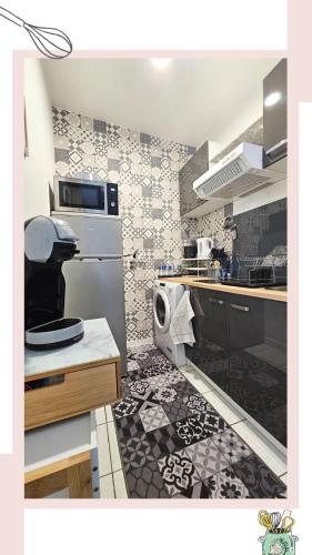 une cuisine avec un évier et une machine à laver dans l'établissement Appartement Cosy Vue sur Rivière !, à Bourges