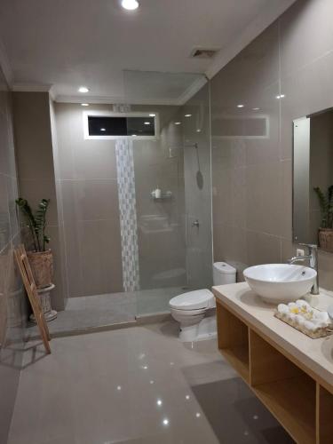 ウメアンヤーにある3BR Villa Private Swimming poolのシャワー、トイレ、洗面台を備えたバスルーム